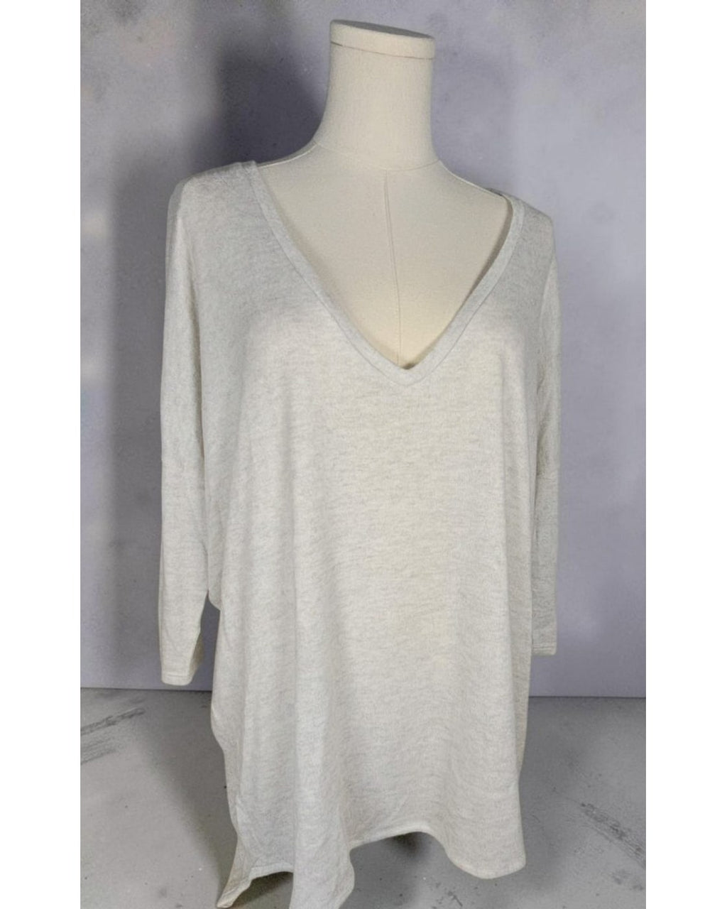 EXPRESS Oversized V-Neck Three-Quarter Sleeve T-Shirt - Style# 26346741 - NWT