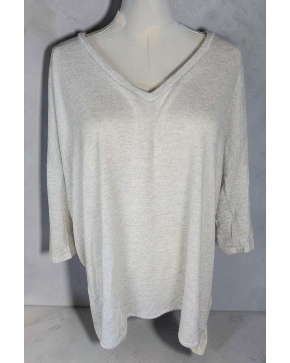 EXPRESS Oversized V-Neck Three-Quarter Sleeve T-Shirt - Style# 26346741 - NWT