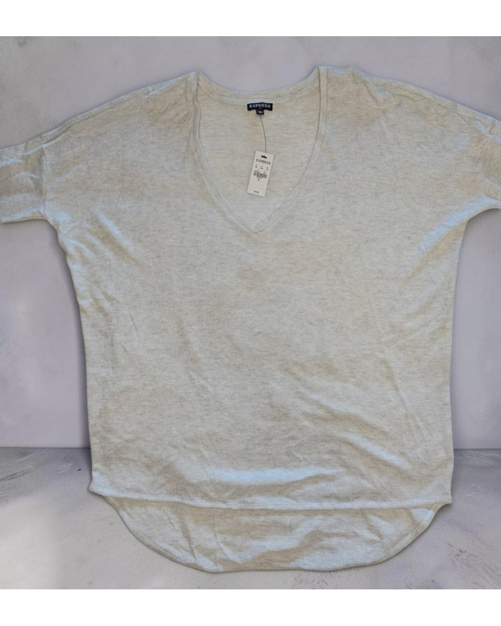 EXPRESS Oversized V-Neck Three-Quarter Sleeve T-Shirt - Style# 26346741 - NWT