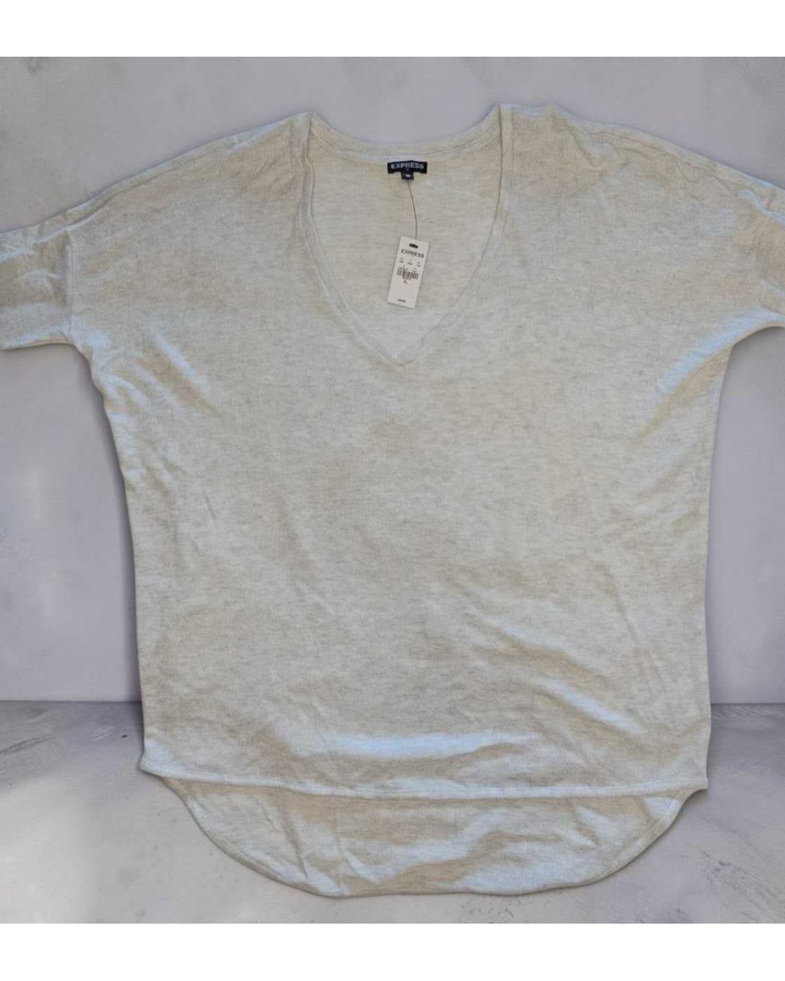 EXPRESS Oversized V-Neck Three-Quarter Sleeve T-Shirt - Style# 26346741 - NWT