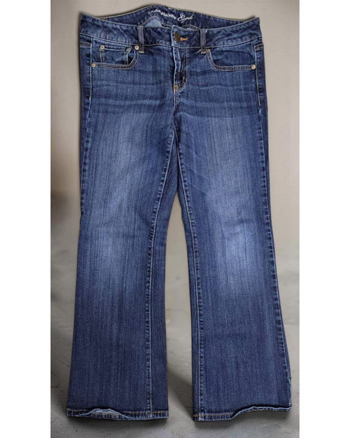 Blue American Eagle Favorite Boyfriend Jeans, size 10 SHORT / COURT