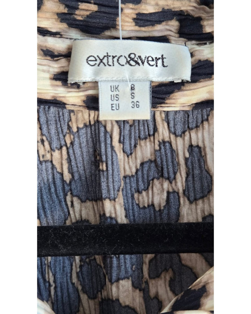 extro&vert Leopard Print Plissé Button Down