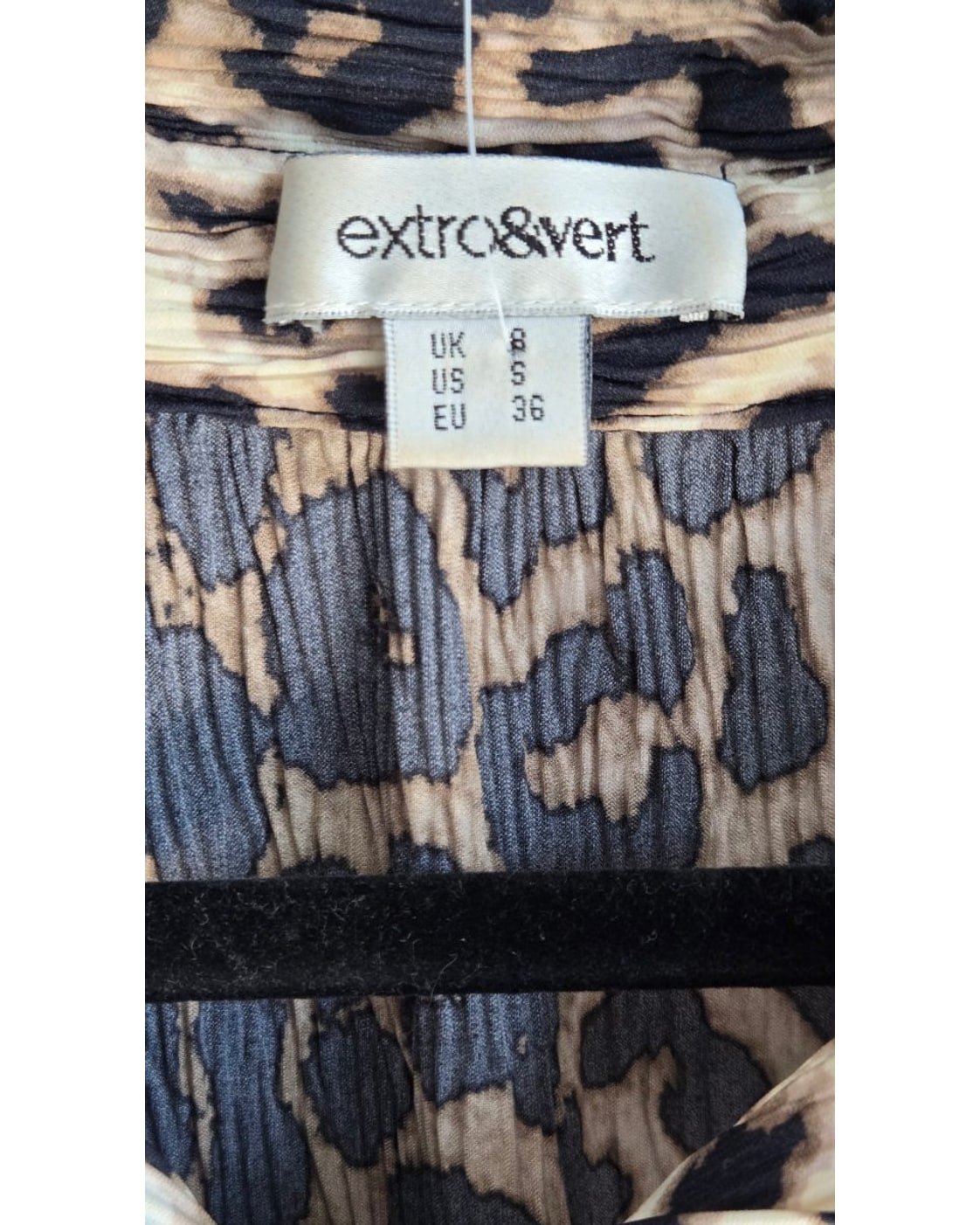 extro&vert Leopard Print Plissé Button Down