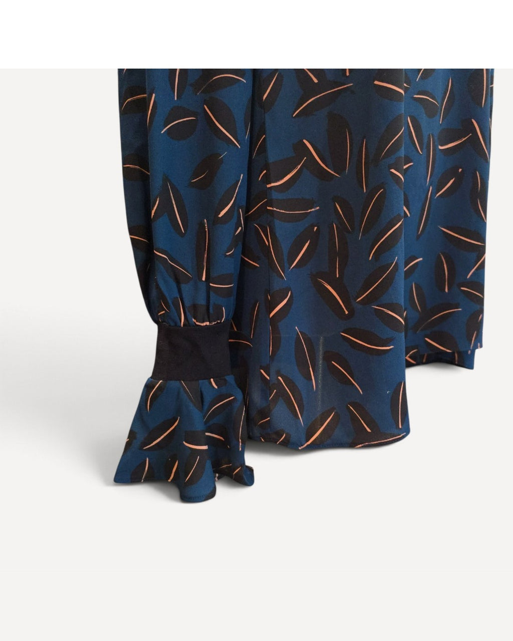 Navy Cabi Leaf Print Ruffle Cuff Blouse - #3763, size M – photo 3